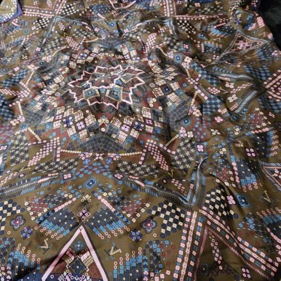 AUTHENTIC Louis Vuitton Square 90 💯 silk authentic nwot scarf - Picture 3 of 4